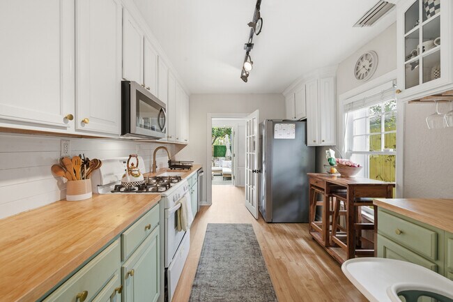 Building Photo - 117 S Palmway