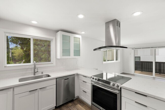 Building Photo - 211 3rd St S