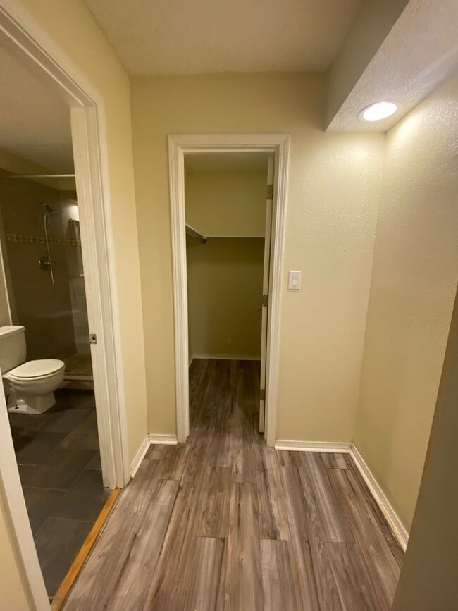 Building Photo - 3 bed 2 bath 2 car garage house, freshly repainted