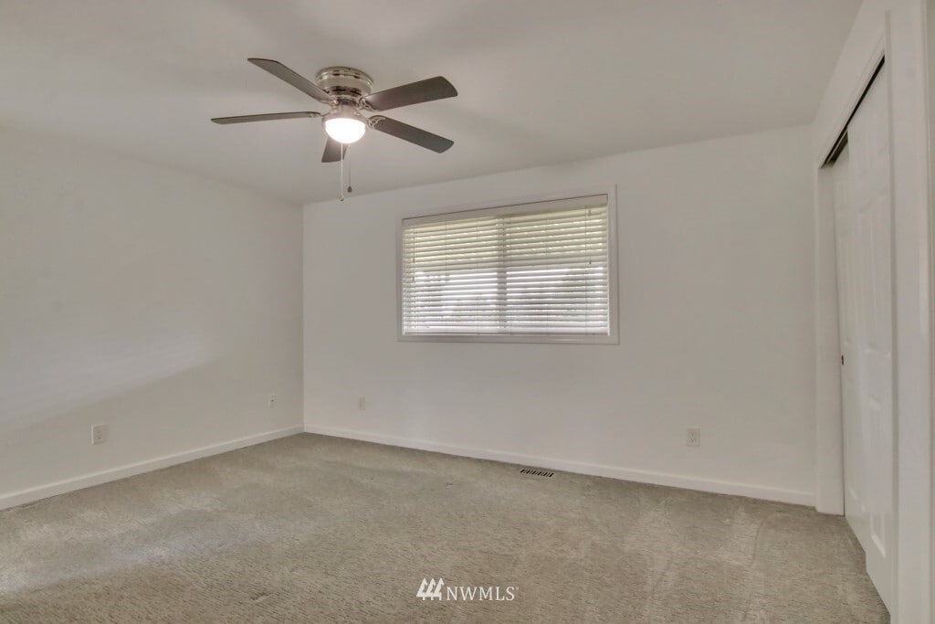 Master bedroom - 24302 103rd Ave E