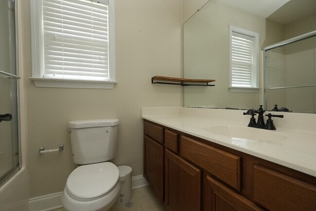 Building Photo - Spacious 4-bedroom, 2.5-bath home with a p...