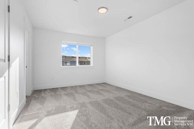 Building Photo - Modern townhome available May 1st!