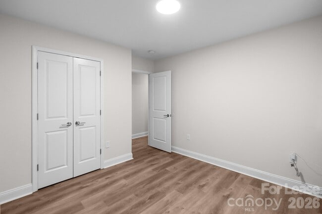 Building Photo - 812 E 18th St