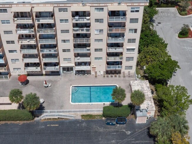 Building Photo - 2200 E Hallandale Beach Blvd