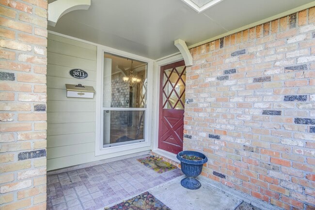 Building Photo - 3811 Bennett Dr