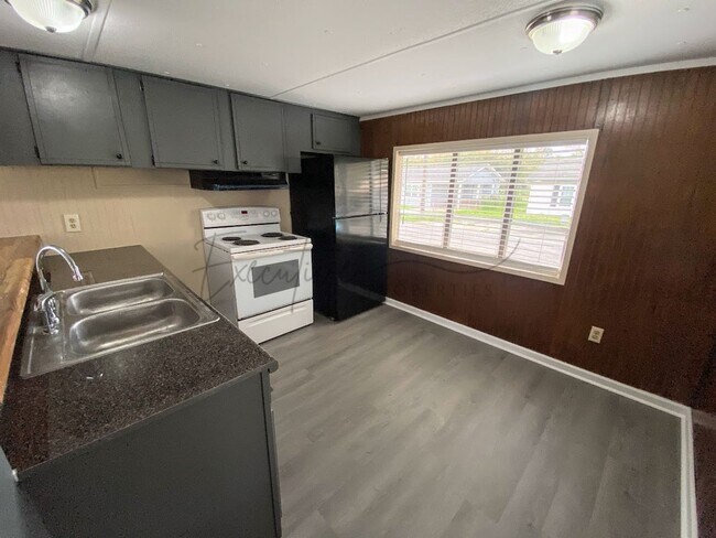 Building Photo - For Rent: 2-Bedroom Mobile Home in Sulphur...