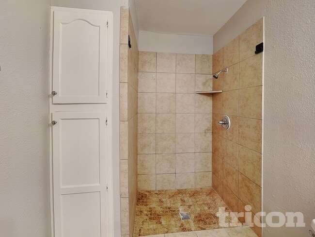 Building Photo - 1210 Green Hill Dr