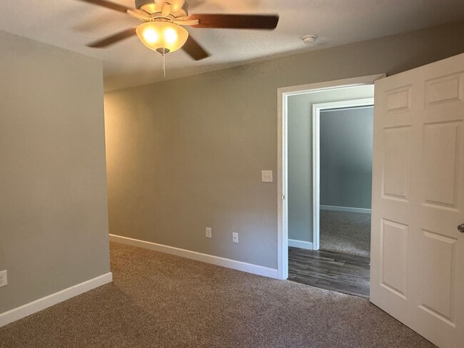 Building Photo - Spacious 3 Bedroom, 3.5bath in central Joh...