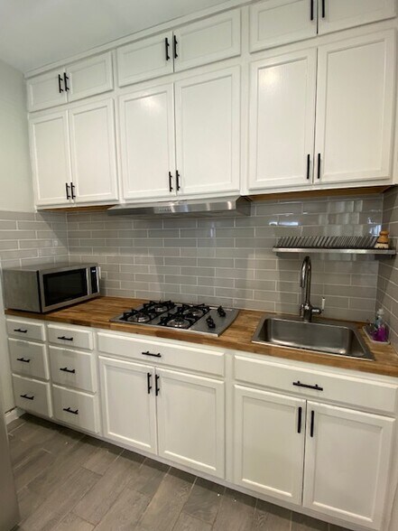 Building Photo - 21520 Saticoy St