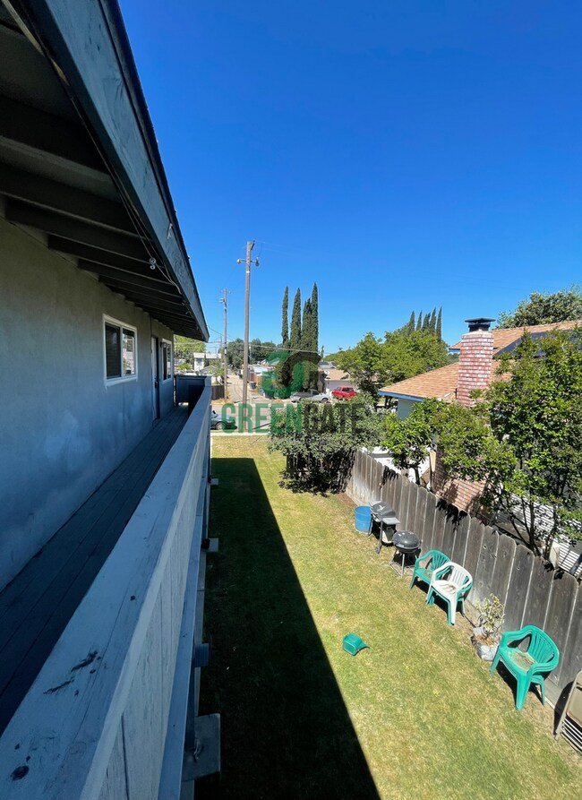 Building Photo - 325 W H St