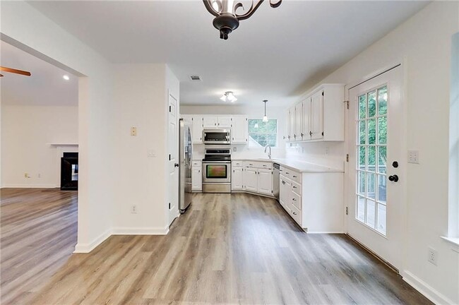 Building Photo - 3347 Camens Way NE