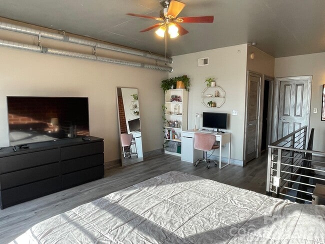 Building Photo - 710 W Trade St