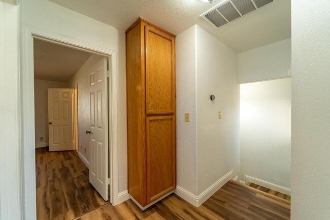 Building Photo - 3 bedroom minutes from shopping & freeway access!