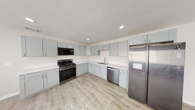 Building Photo - Remodeled!! 5BD/2BA on Campanile