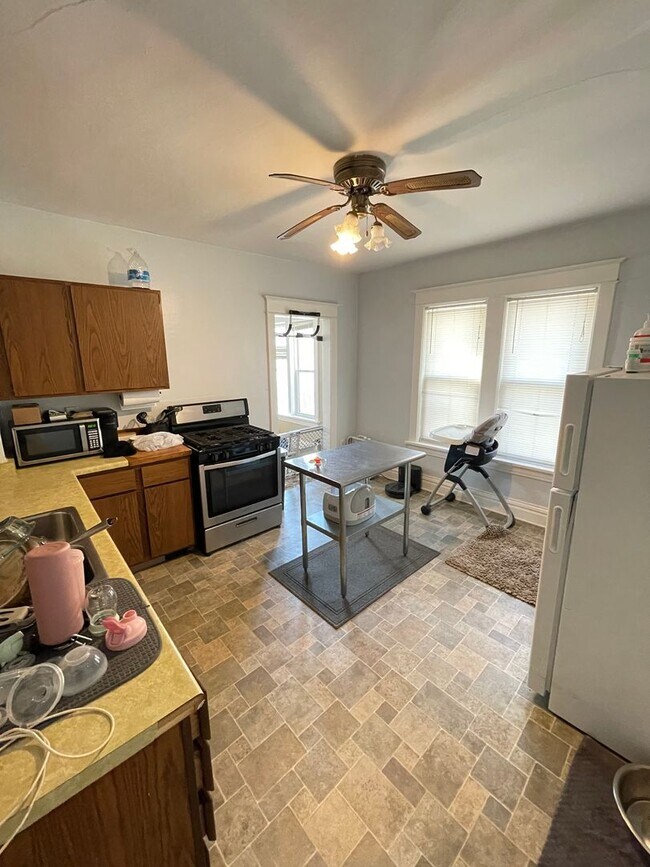 Building Photo - 510 N 23rd Ave W