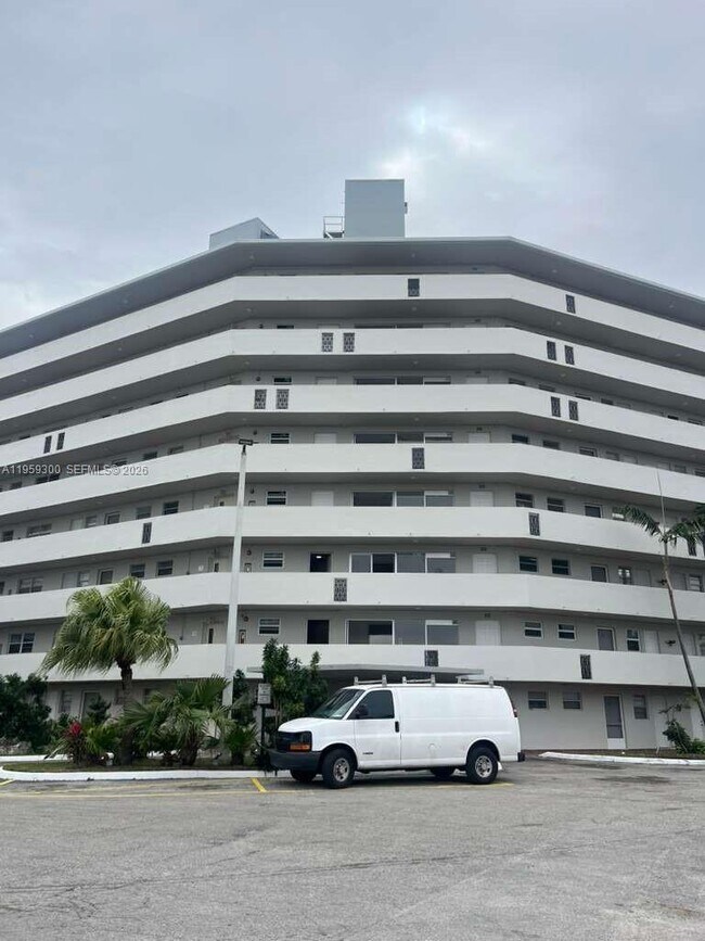 Building Photo - 1750 NE 191st St