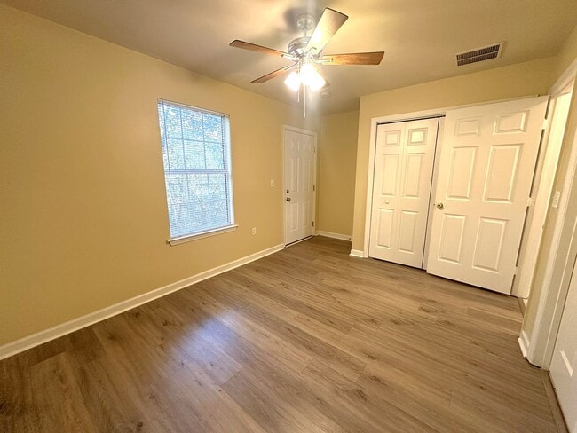 Building Photo - AWESOME 3/3 with No Carpet, Large Bedrooms, & More! $1300/month Avail Now!