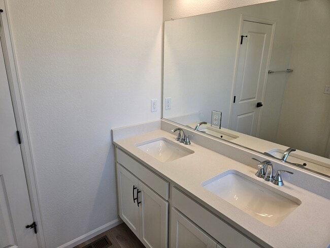 Building Photo - 5 Bed 3.5 Bath Home with a park and Commun...