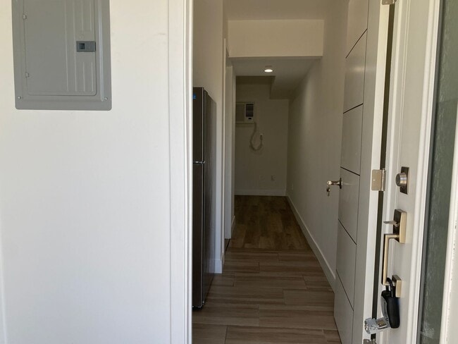 Building Photo - Chic & Private Ground-Level Studio | Priva...
