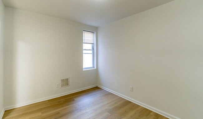 Building Photo - Newly Rehabbed 4 bedroom 2 full bathrooms ...