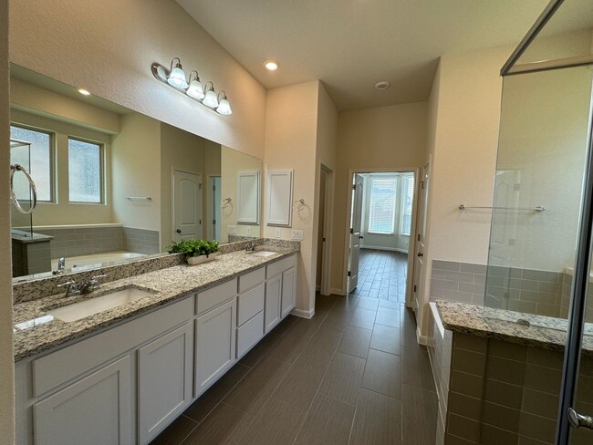 Building Photo - Stunning Rental Home in Gated Wortham Oaks...