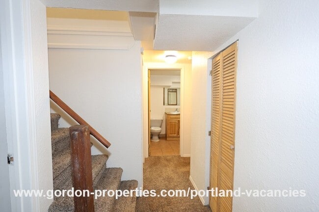 Building Photo - SE 57th Ave - 5 bedroom home with fireplac...