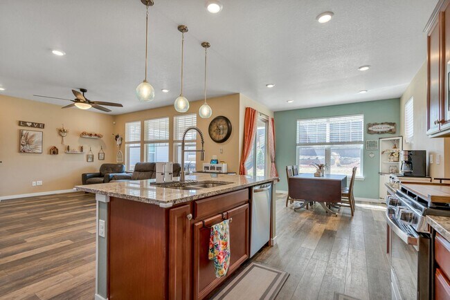 Building Photo - 5 Bed 4 Bath Home in Elizabeth