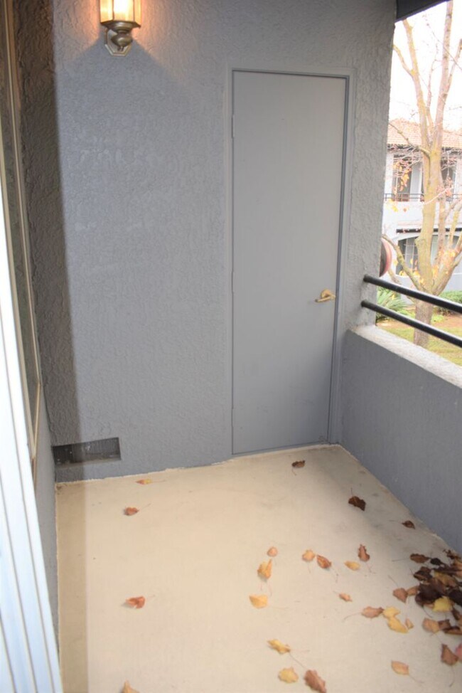 Building Photo - 5201 Laguna Oaks Dr