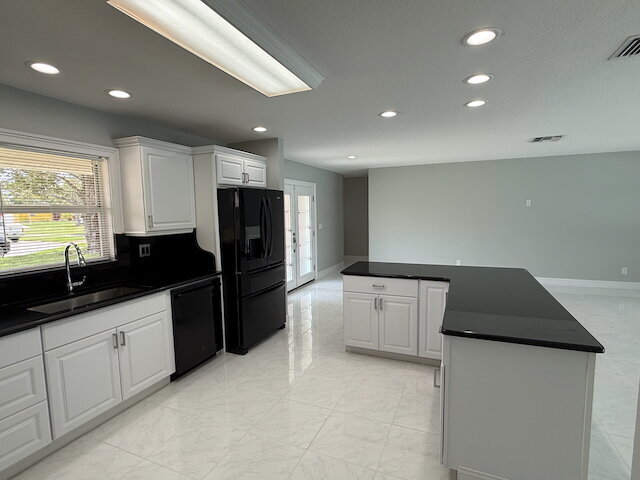 Building Photo - Remodeled Pool Home Located in the Very De...