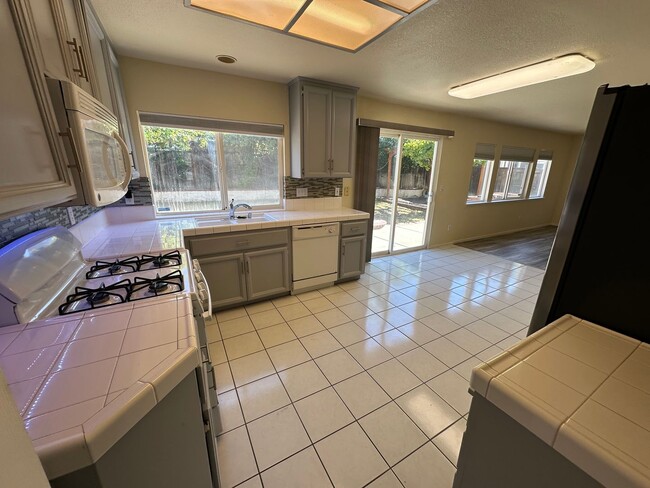 Building Photo - Beautiful 4 Bedroom, 2.5 Bath Tracy Home