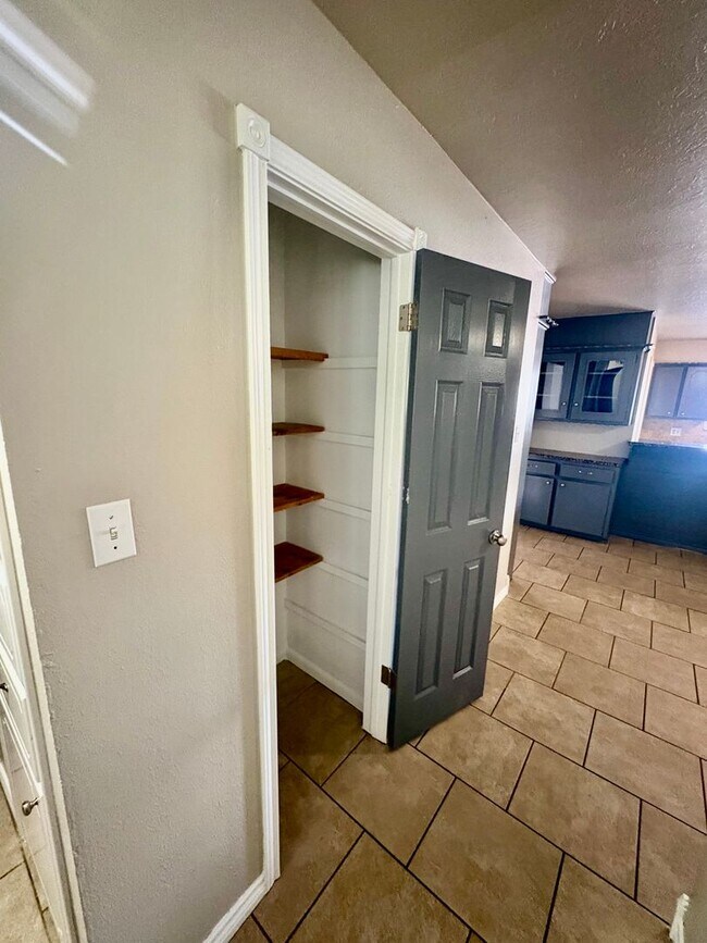 Building Photo - Spacious 4 Bedroom, 2 Bathroom Home with L...