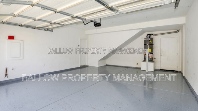 Building Photo - 1327 Holly Ave