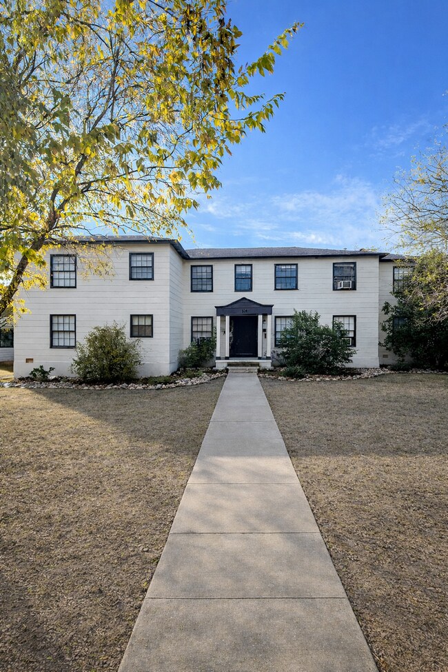 Building Photo - 2 Bedroom- Historic Monticello Park