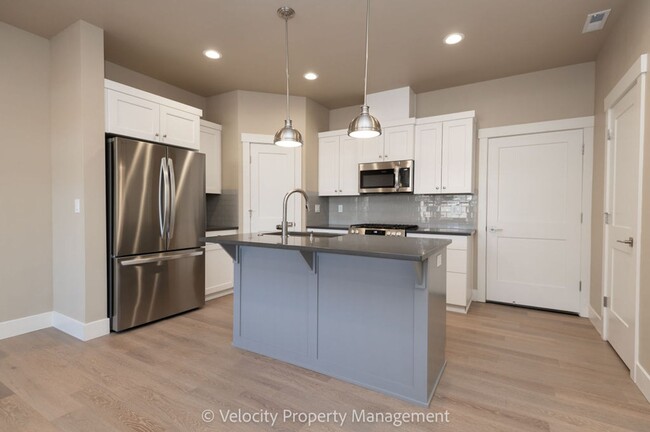 Building Photo - Beautiful New SW Redmond Townhome! Move in...