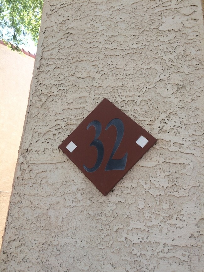 Building Photo - Under Market Rate! 3 bedroom 2 bath Townho...