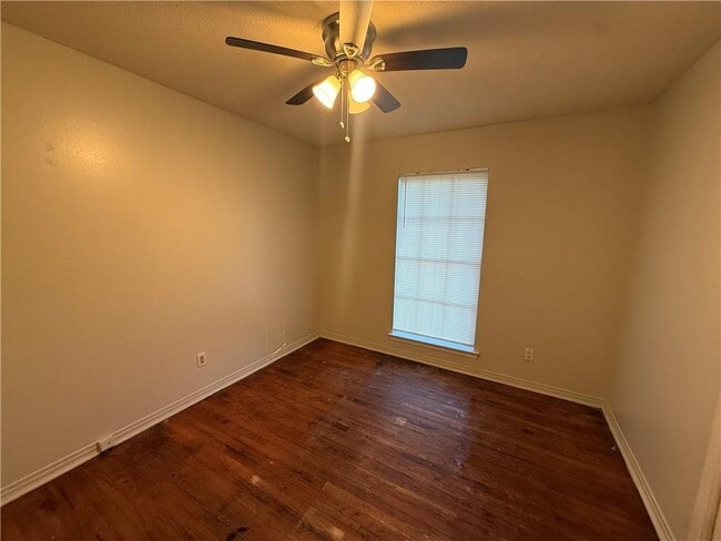 Building Photo - 532 Woodlore Dr