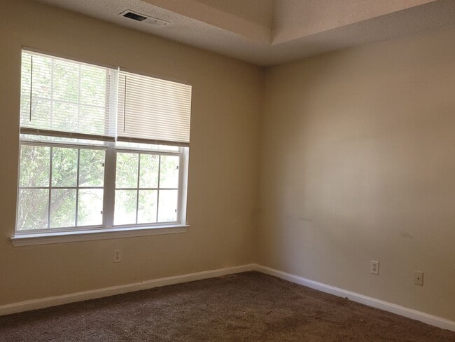 Building Photo - Great In-Law Suite Property - Master on Up...