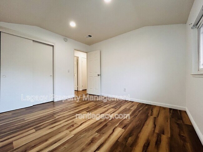 Building Photo - 493 Dahlia St