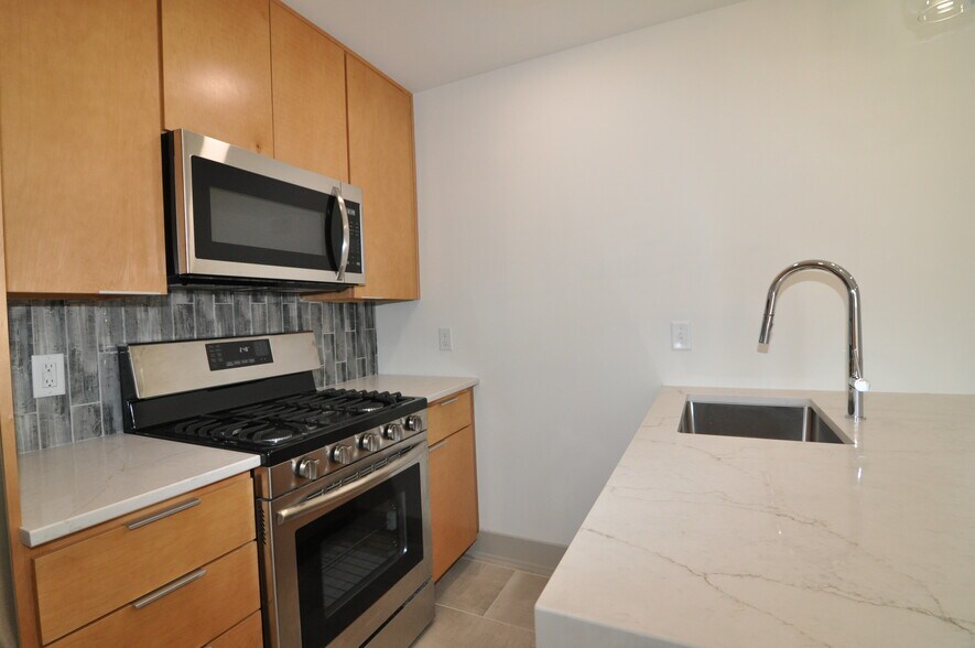 Building Photo - 918 10th Ave