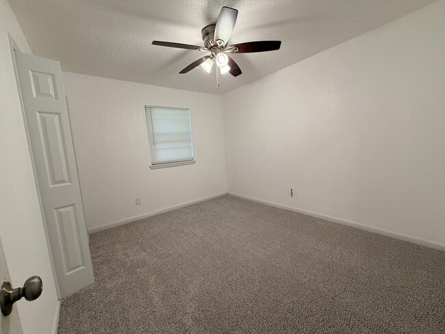 Building Photo - 1323 SE Clover Ln