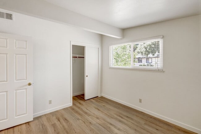 Building Photo - 406 Scripps Dr