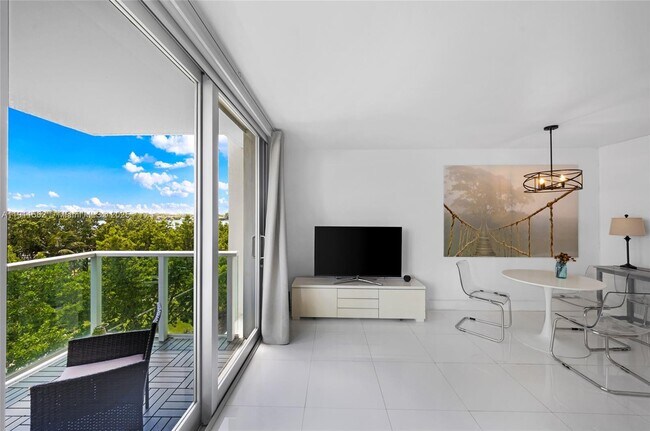 Primary Photo - 1000 West Ave