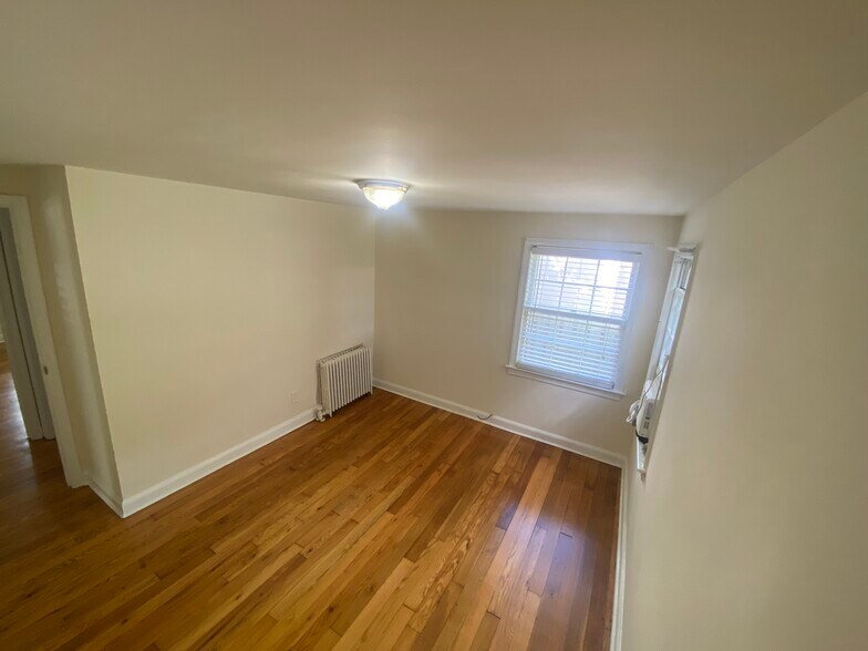 Building Photo - 621 Greenbrook Rd