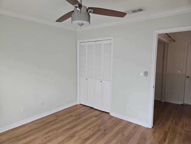 Building Photo - Spacious 2-bedroom, 1.5-bath end-unit townhouse in Carriage House