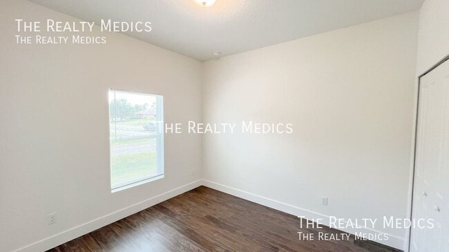 Building Photo - 905 Toluca St SE