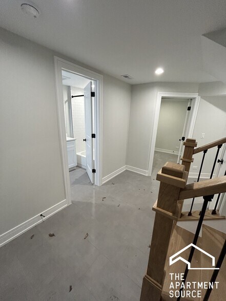 Building Photo - 858 N Paulina St