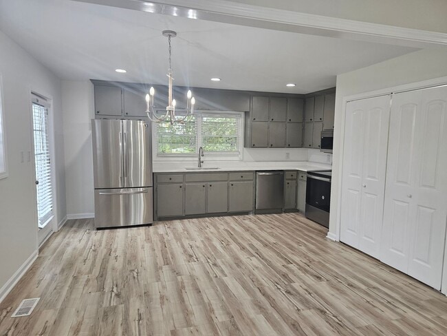 Building Photo - NEW LISTING!!!! Dont Miss Out