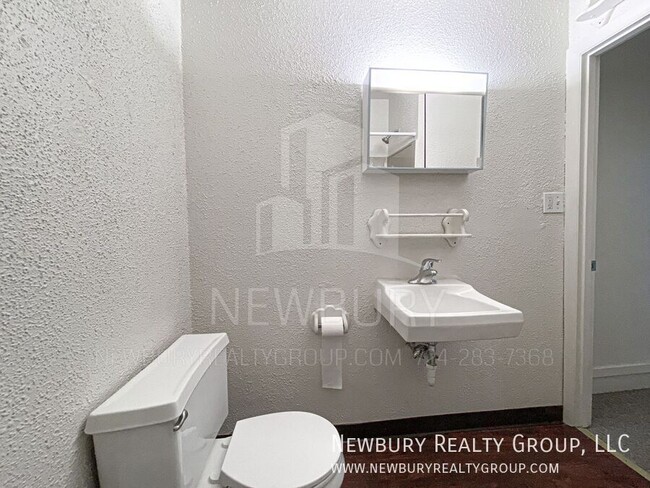 Building Photo - 33 Hickory St