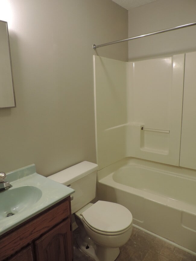 Building Photo - 4bd Lower Unit In Duplex Right Off New Market And Close To ASU