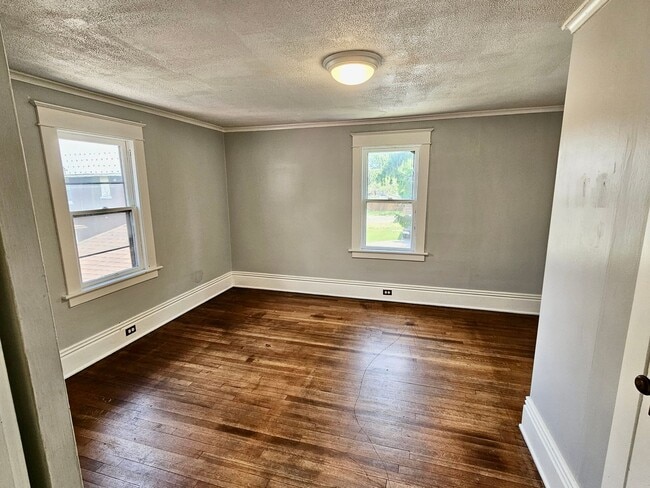 Building Photo - Second Floor 2 BED/1 BATH Apartment